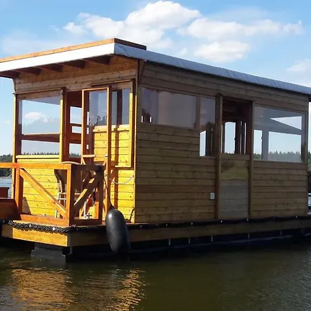 Botel Hausboot / Floss Canow