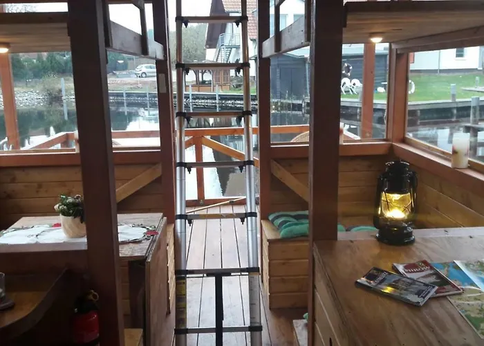 Hausboot / Floss ספינת מלון Canow