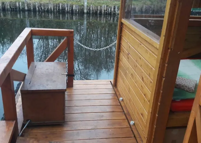 Hausboot / Floss ספינת מלון Canow